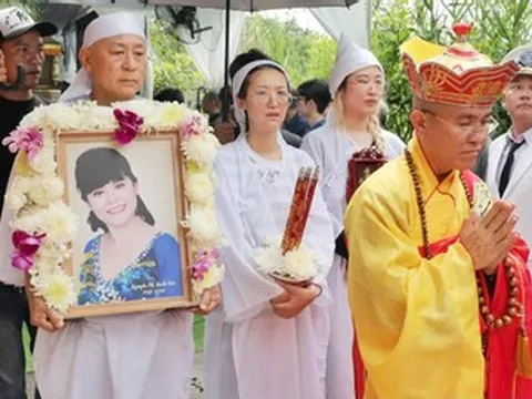 NSND Tạ Minh Tâm cùng 2 con nghẹn ngào tiễn đưa nghệ sĩ Bạch Vân