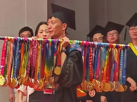 Nam sinh gánh 70 huy chương lên nhận bằng tốt nghiệp