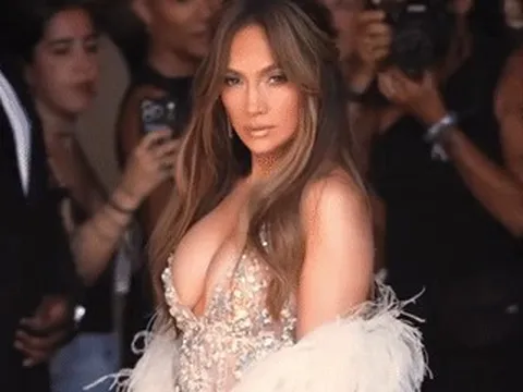 Jennifer Lopez mặc váy xuyên thấu khoe vòng 1 sexy ở tuổi U60