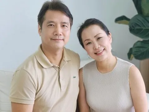 Tiến sĩ Đào Nhật Quang hạnh phúc bên nữ giáo sư kiêm ca sĩ, mỗi ngày nói 4 thứ tiếng