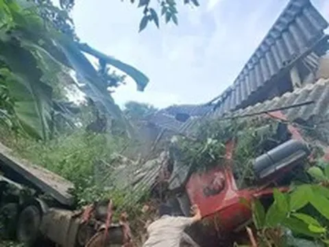 Xe đầu kéo lao xuống đèo, húc sập nhà dân, tài xế tử vong