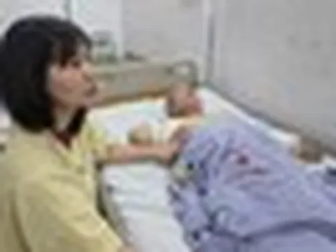 Sau mỗi giấc mê, người cha trẻ lại thấy mất đi một phần cơ thể vì điện cao thế