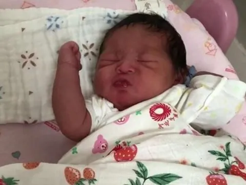 Mẹ buồn lòng vì con sinh ra kém xinh, 3 năm sau bé "lột xác" ngỡ ngàng, mắt to, da trắng xinh như hoa