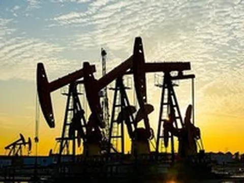 Giá dầu tăng 10%, mạnh nhất sau 6 năm sau khi ông Trump tái áp đặt lệnh phong tỏa Iran