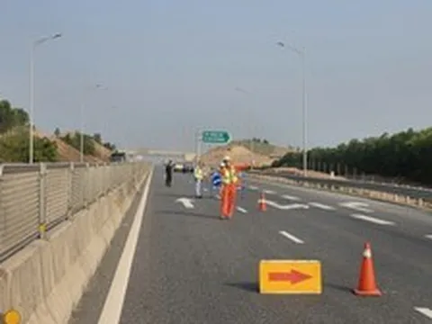Thu phí 5 đoạn cao tốc Bắc - Nam qua miền Trung từ tối 15/7