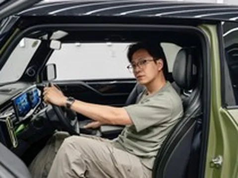 VinFast VF 3 của Ngô Kiến Huy độ chiến như Jeep thu nhỏ: Màu quân đội, lốp béo, ghế thể thao, thêm màn hình kép long lanh
