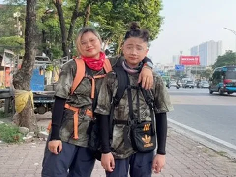 Mẹ giáo viên cùng con 'nghỉ hè chẳng giống ai', đi bộ 45 ngày xuyên miền Trung