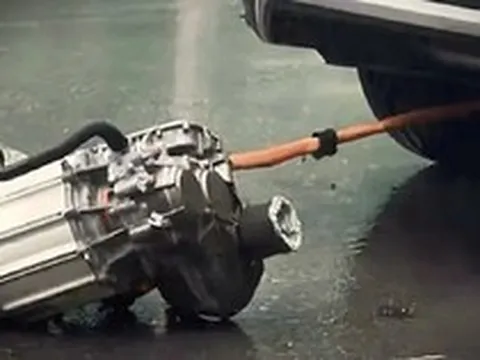 Xe đang chạy bị rơi động cơ, BYD nói do 'va chạm khi lội nước, không phải vấn đề chất lượng'