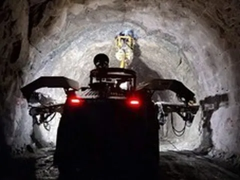 Hàng nghìn kỹ sư, công nhân Việt Nam xẻ núi xây “quái vật ngầm” 21.100 tỷ đồng, cao bằng toà nhà 17 tầng trong lòng núi