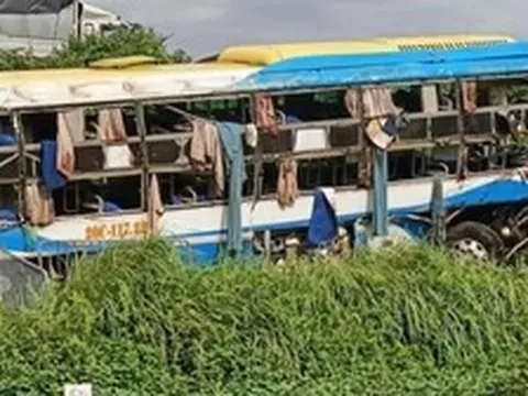 Xe khách lao khỏi cao tốc, 4 người tử vong: Đổi lịch về sớm vì hàng xóm có tang