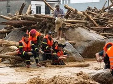 Thủ tướng yêu cầu lực lượng Quân đội, Công an sẵn sàng hỗ trợ dân vùng lũ sơ tán
