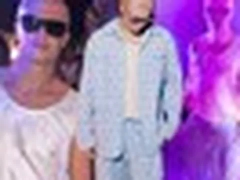 Haaland khi cởi áo Na Uy: Mặc ba lỗ trắng với pijama kẻ sọc, tưởng bác trai Việt Nam nào không đó