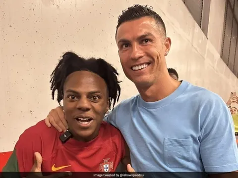 Ronaldo tri ân 'fan cuồng'