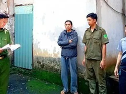 Thi hành lệnh khám xét khẩn cấp chỗ ở, tạm giữ Nguyễn Thị Thanh Thúy SN 1979