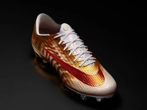 Đôi giày độc bản Ronaldo tặng 'fan cuồng'