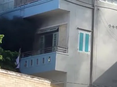Cháy nhà 4 tầng ở TP.HCM, nhiều sinh viên đu ban công, trèo sang nhà bên cạnh thoát thân