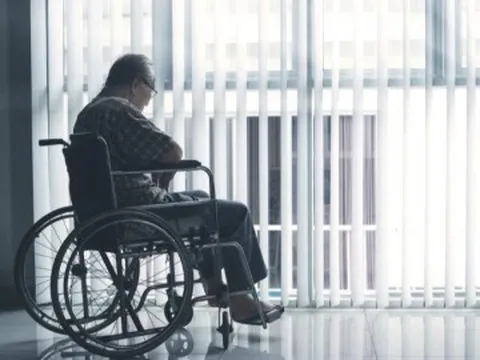 Sau khi sống ở viện dưỡng lão và thuê người giúp việc tôi mới thấm: Con cái là chỗ dựa an toàn khi về già!