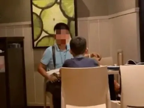 Hai cha con cùng vào quán ăn bún bò, cuộc đối thoại sau đó khiến chủ quán lo lắng cho tương lai đứa trẻ