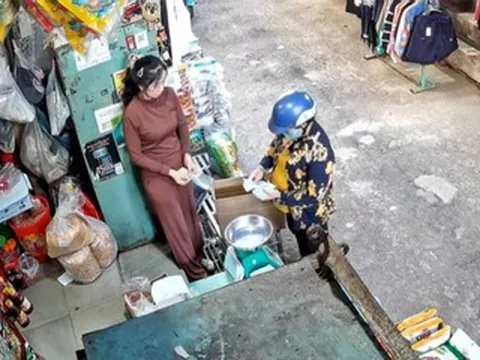 Mẹ mất đã 2 năm, khách hàng vẫn tìm đến trả món nợ cũ khiến con gái nghẹn ngào