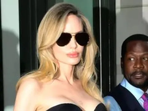 Thái độ của Angelina Jolie khi các con đồng loạt bỏ họ Brad Pitt