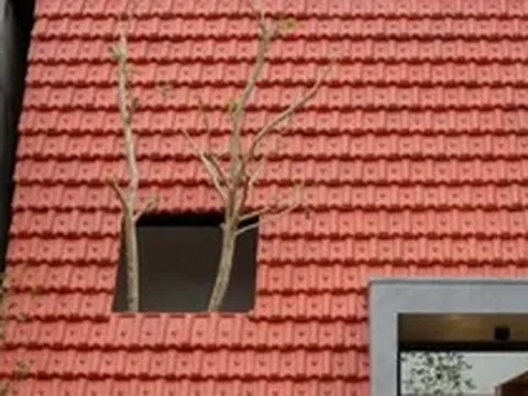 Ngôi nhà mái dốc lớn với khoảng sân mở