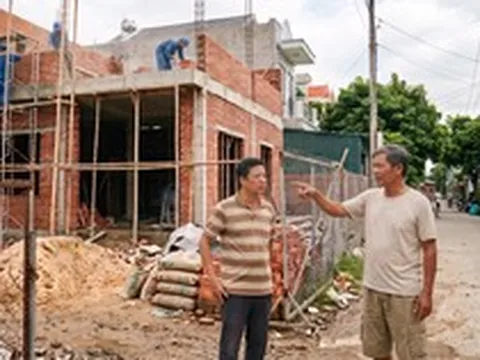 Hàng xóm chỉ cho xây 2 tầng vì sợ che cửa sổ, tôi xây 'trộm' lúc họ du lịch