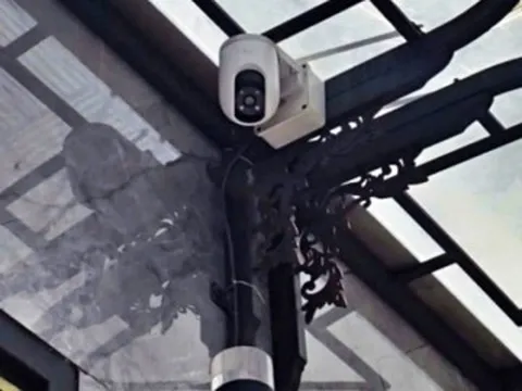 Lắp camera chăm mẹ, con gái phát hiện bà rút phích cắm, nói lời đau lòng