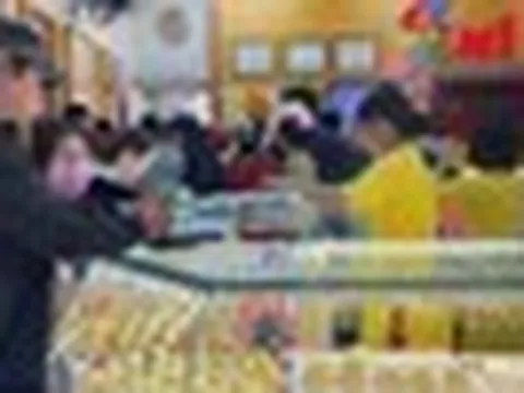 Khách đông nghẹt, tiệm vàng lâu đời tại TP.HCM giới hạn bán mỗi người 5 chỉ