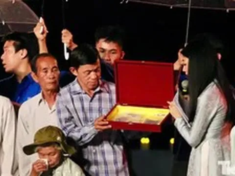 Gần 60 năm đợi chờ, người vợ chưa cưới nghẹn ngào đón di vật liệt sĩ Huỳnh Văn Quên