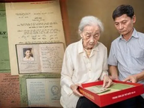 60 năm chờ đợi, người vợ 93 tuổi nghẹn ngào đón 96 trang kỷ vật của chồng liệt sĩ