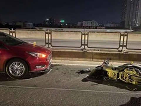 Video: Khoảnh khắc xe máy đi ngược chiều, tông vào ô tô trên Vành đai 3 trên cao