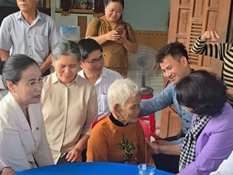 Hành động đẹp của Cục trưởng Xuân Bắc, khoảnh khắc hài hước của Việt Hương