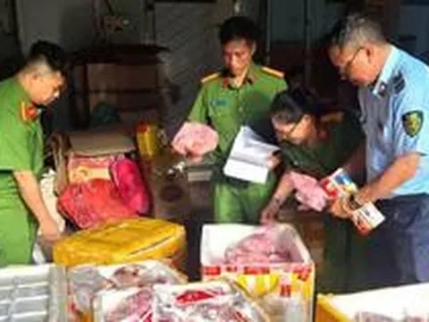 Đột kích 2 kho thực phẩm, phát hiện gần 1 tấn thịt heo, đùi gà không rõ nguồn gốc đang bốc mùi nồng nặc