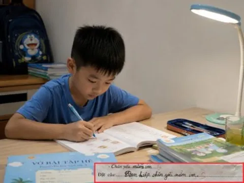 Học sinh tiểu học làm bài tập về nhà cô giáo giao, đáp án câu thành ngữ "chân yếu..." tuy sai nhưng lại rất hợp lý