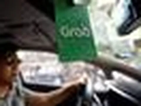 Một nhóm tài xế chạy Grab cũng cần chứng chỉ IELTS; bị khách chê tiếng Anh kém sẽ bị vô hiệu hoá dịch vụ