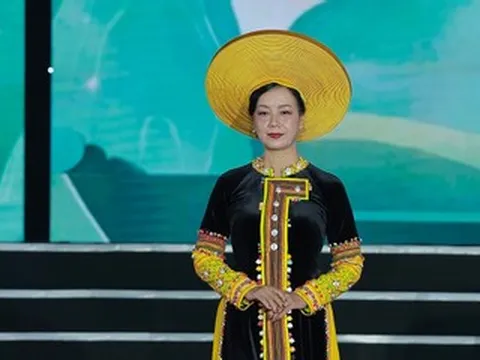 NSƯT Chiều Xuân, diễn viên Nguyệt Hằng gây bất ngờ ở sàn diễn thời trang