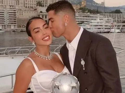 Hé lộ lễ cưới của cầu thủ Ronaldo và bạn gái người mẫu