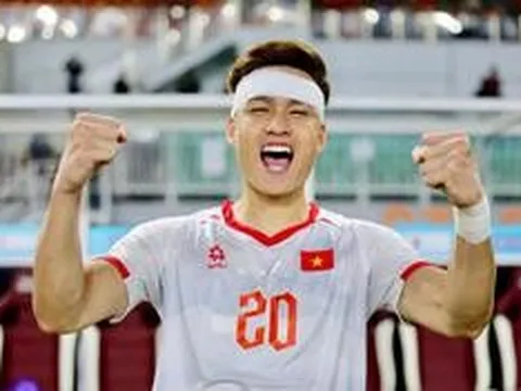 Trung vệ Bùi Hoàng Việt Anh sau khi đổ máu vẫn kiên cường thi đấu đến cuối trận