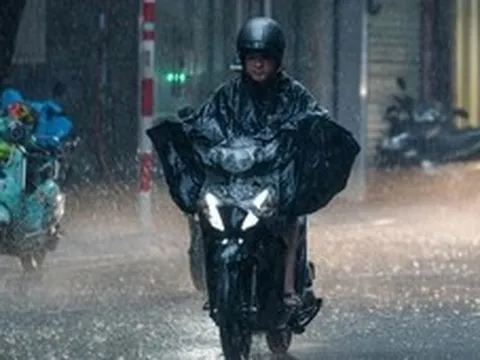 Thời tiết hôm nay 5-8: Mưa như trút ở Bắc Bộ, Biển Đông có áp thấp nhiệt đới xa