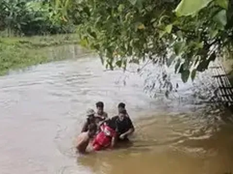 Người đàn ông bị lũ cuốn trôi, may mắn thoát nạn trong gang tấc