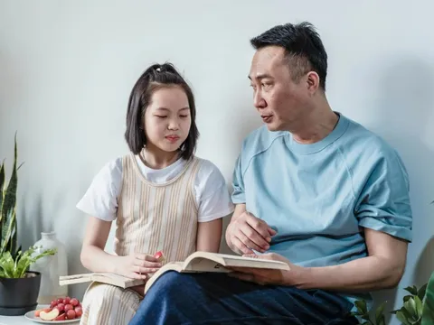 Khi nào cha mẹ cần dạy con về tiền bạc?