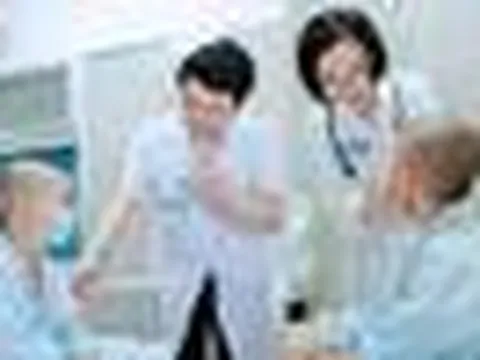 Thấy vệt trắng trong mắt con 5 tháng tuổi, mẹ chết lặng khi biết trẻ bị ung thư võng mạc
