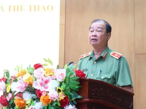 Xem công an bắn súng giữa màn khói, vừa bơi vừa mang súng AK
