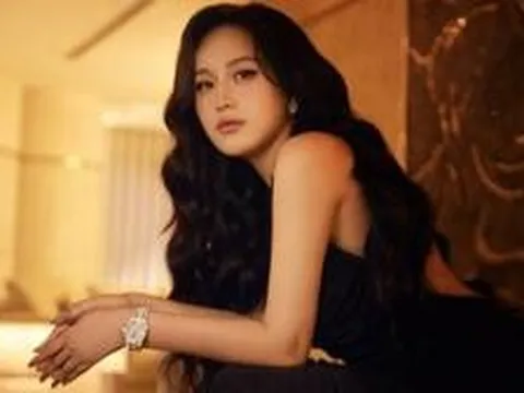 Cuộc sống giàu có đến ngột ngạt, mệt vì nghĩ cách tiêu tiền của Mai Phương Thúy quê Hà Nội, SN 1988