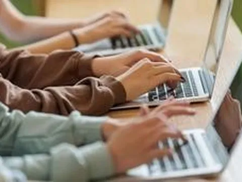 Giáo viên cài 'bẫy ẩn' trong bài thi, phát hiện gần như cả lớp dùng AI gian lận