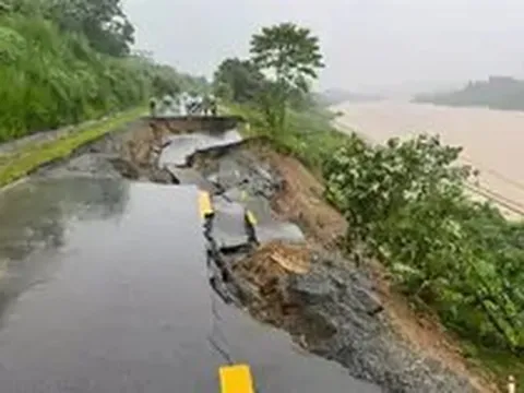 Đường ven sông Hồng bị sạt do mưa lớn