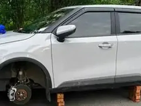 Ô tô đỗ qua đêm ở khu đô thị bị trộm mất 2 bánh