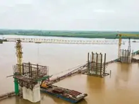9 trụ cầu Hồng Hà dần lộ diện giữa sông Hồng