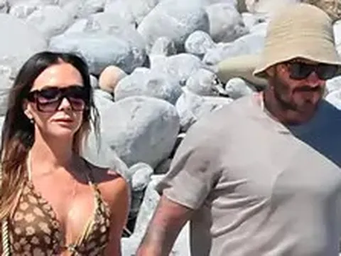 Không tin nổi đây là Victoria Beckham ở tuổi 52