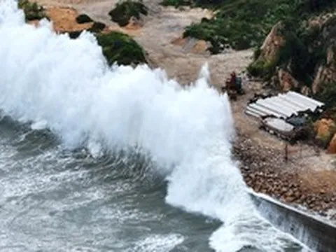 Bão Dolphin áp sát miền đông Trung Quốc, Thượng Hải hủy gần 60% chuyến bay